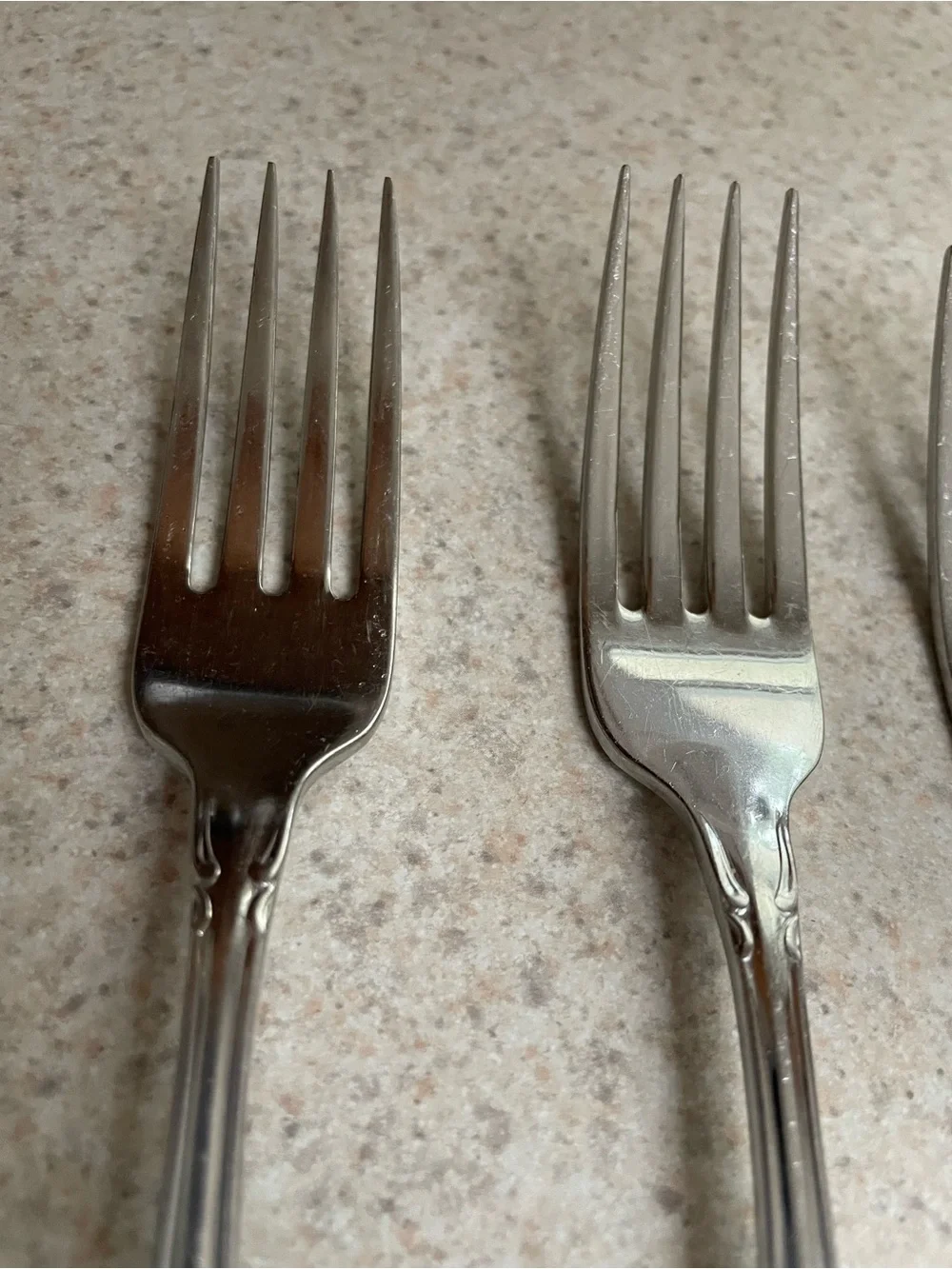 ONEIDA Stainless CHATELAINE Set Of 4 DINNER FORKS 7 1/4
